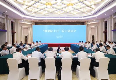 王忠林出席2023年“荆楚院士行”院士恳谈会