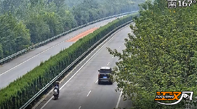 老人骑电动车误上高速公路  荆州民警及时救助