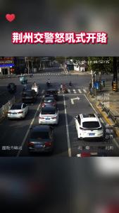 怀孕8个月女子昏迷，荆州交警怒吼式开路