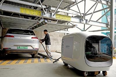 移动充电机器人亮相武汉 让“车找电”变成“电找车”缓解新能源车充电焦虑