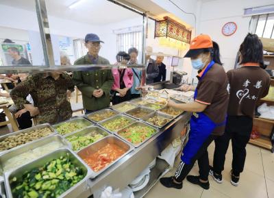 沙市打造“10分钟就餐服务圈” 让5万名老年人吃上热乎饭