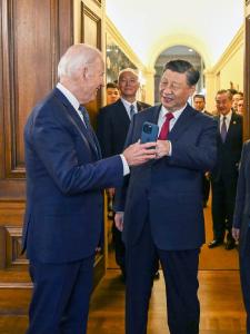 难忘瞬间！他举起手机，请习近平主席看了一张照片