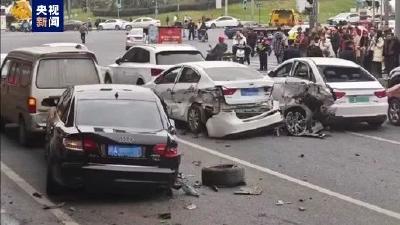 警方通报“一轿车连撞11车事故”