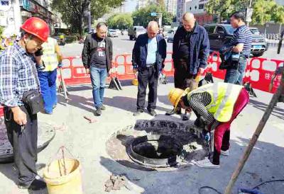荆州中心城区今年计划更换250个新款窨井盖