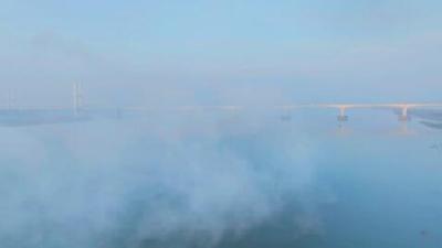 长江荆州段江面雾气蒸腾  桥梁船只如入仙境