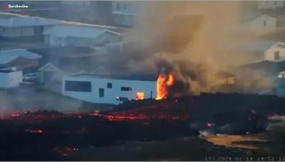 冰岛突发！火山岩浆入城，房屋被吞噬