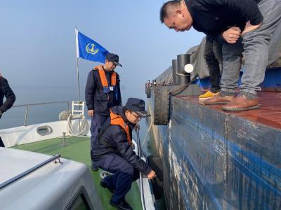 荆州海事局重点关注浅区通航环境  多举措守护冬季航运安全