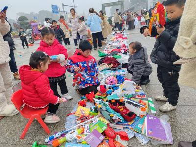 荆州区御河社区：“奉献爱心 情暖夕阳”  跳蚤市集人气旺