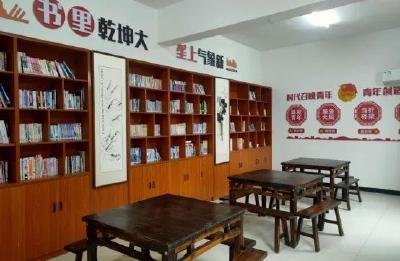 荆州松滋：返乡大学生化身书屋“小管家”