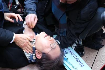 突发！韩国最大在野党党首李在明遇袭，颈部出血，被紧急送医