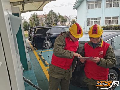 “鄂电红马甲”巡检充电站 护航春节绿色返乡路