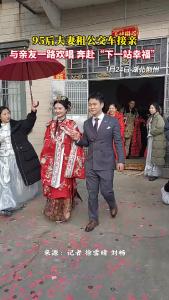 95后夫妻租公交车接亲