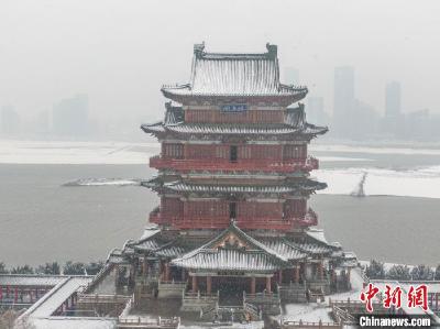 中国南方大范围降雪 社交平台掀起“冰雪热”