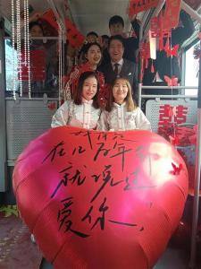 荆州“公交婚车”迎亲 低碳又浪漫