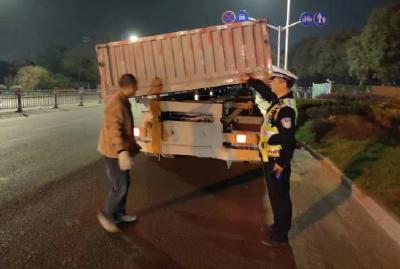 全力净化道路交通环境！荆州交警开展大货车“亮牌”整治行动