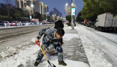 以雪为令 闻令而动！荆州市城发集团组织退役军人和党员干部扫雪除冰