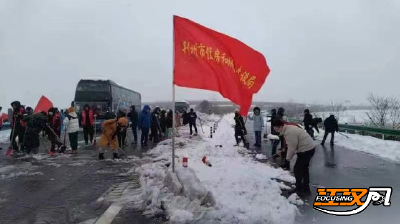 以雪为令  荆州住建人清雪除冰促畅通