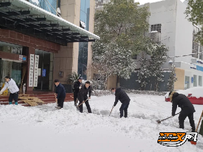荆州市国防动员办公室下沉社区铲冰除雪