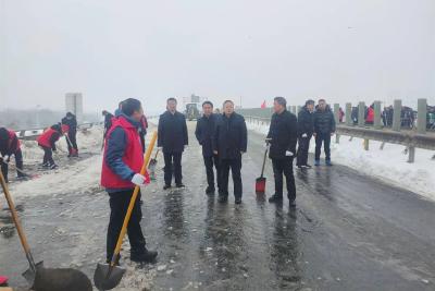 全城总动员！荆州党员干部高速路上除雪破冰