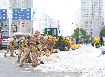 驻鄂部队官兵紧急投入破冰清雪 哪里有困难，哪里就有迷彩绿