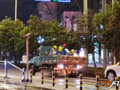 寒夜鏖战：荆州市城管执法委除冰融雪保畅通