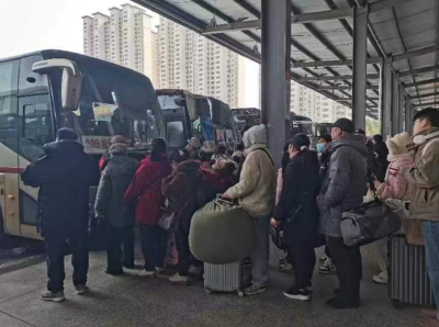 荆州：紧急调配应急运力，让滞留旅客安全返乡！