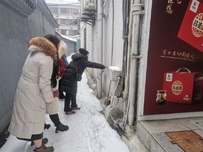 荆州区委编办：以雪为令齐上阵，解愁纾困暖民心！