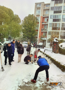 破冰除雪保畅通 荆州区梅村社区党员干部在行动