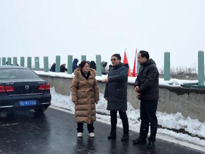【迎风雪• 抗寒潮】荆州区干部群众在高速公路上铲冰除雪⑥ 