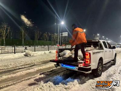 迎雪而“战”：荆州市中心城区环卫工人保障道路洁净畅通