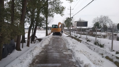 石首市高基庙镇：齐心协力抗冰雪 确保道路畅通无阻