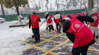 洪湖市：扫雪除冰齐上阵，志愿服务暖人心