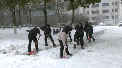 条条通道暖人心！江陵县党员干部群众自发铲冰除雪