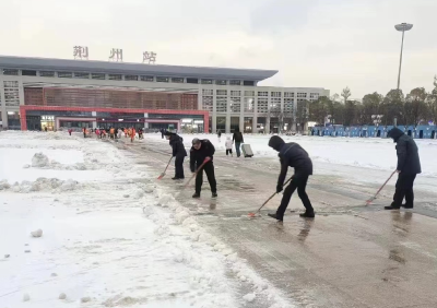 彻夜奋战、以动制“冻”！荆州市城管铲雪除冰确保畅通路