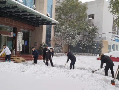 荆州市国动办下沉社区铲冰除雪！