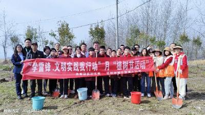 监利开展“学雷锋·文明实践我行动”主题月之植树节活动