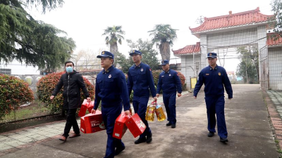 监利：学雷锋见行动，“火焰蓝”走进养老院