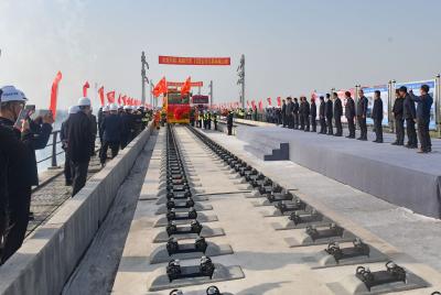荆荆铁路全线正式进入无砟轨道铺设阶段  助力湖北省年内实现“市市通高铁”