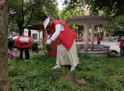 沙市区王板桥社区：扮靓社区志愿行 除草劳动正当时