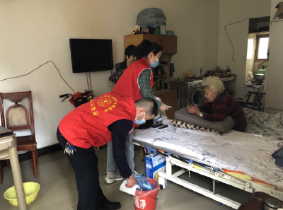 ​沙市城管志愿者助力社区老人生活更“净”一步