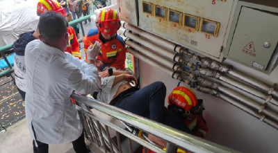 荆州区古城消防救援站：独居老人摔倒  紧急破门救援