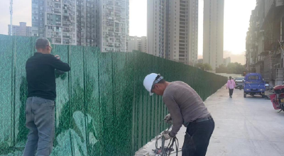沙市区王板桥社区：安装“绿墙”围挡 扮靓文明风景