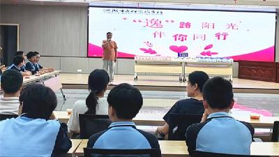 洪湖市逸群实验学校为留守学生举办集体生日会