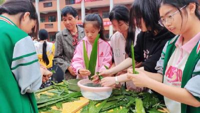 洪湖市老湾回族乡中心学校开展“艾叶飘香粽有情”文明实践活动
