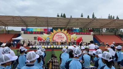洪湖市政协领导来到逸群实验学校与少年儿童欢庆“六一”