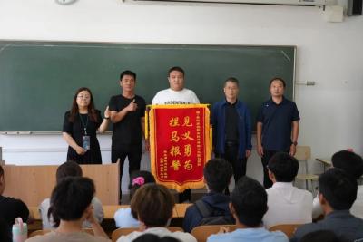 马同学，上学途中捡到一匹马！ 