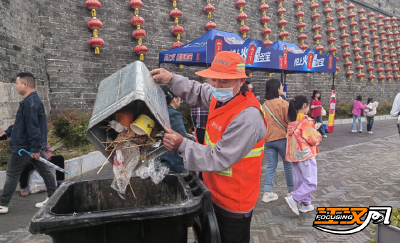 荆州城管人节日值守 护航“五一”