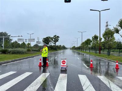 暴雨来袭，荆州交警撑起雨天出行“安全伞”