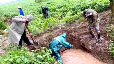 致敬！这场暴雨中，无数荆州人逆水前行……