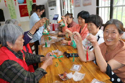 我们的节日|江陵县六合垸管理区天桥社区干群共话端午